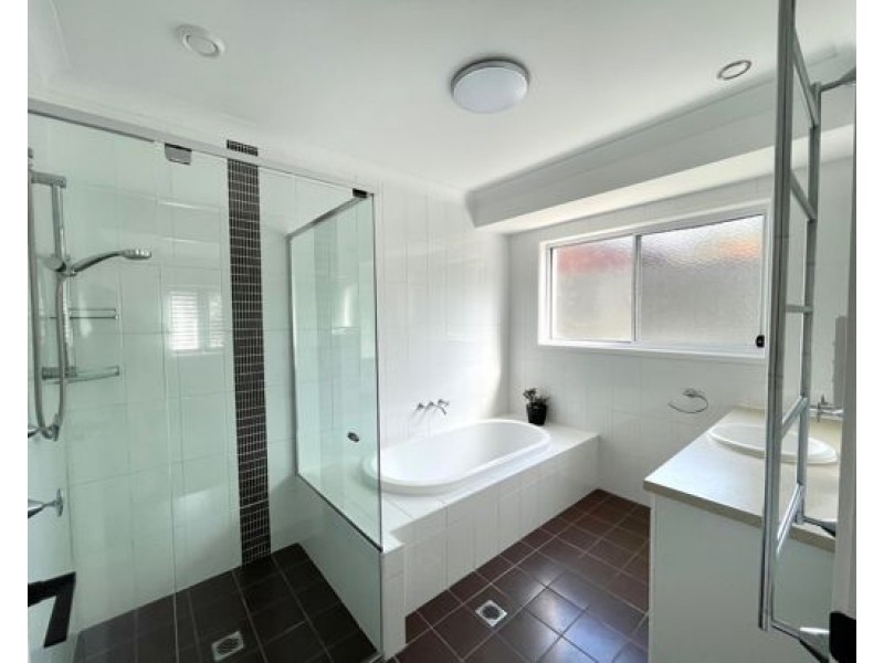 26 Moana Park Avenue, Broadbeach Waters QLD 4218