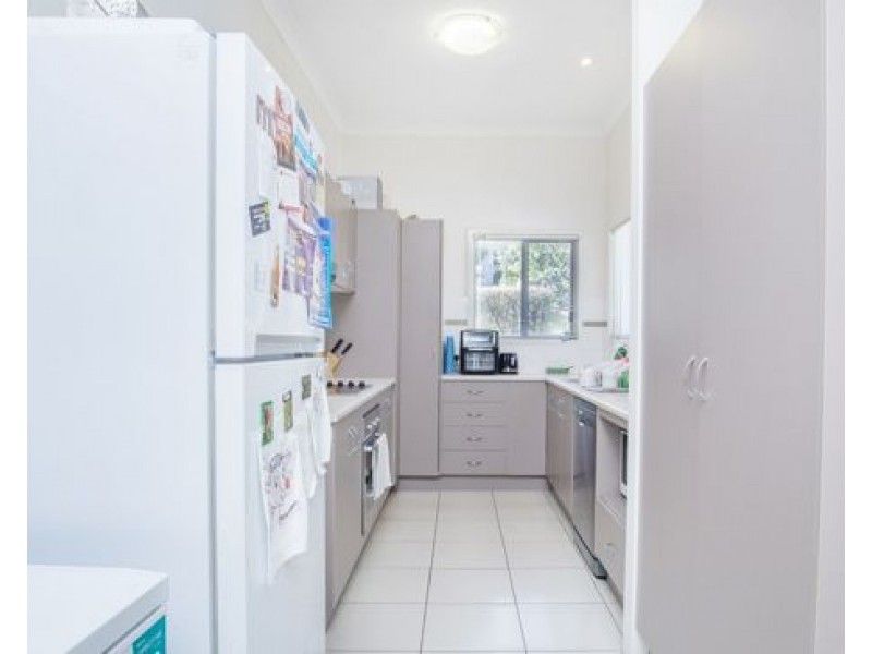 15/2 Sangster Cres, Pacific Pines QLD 4211