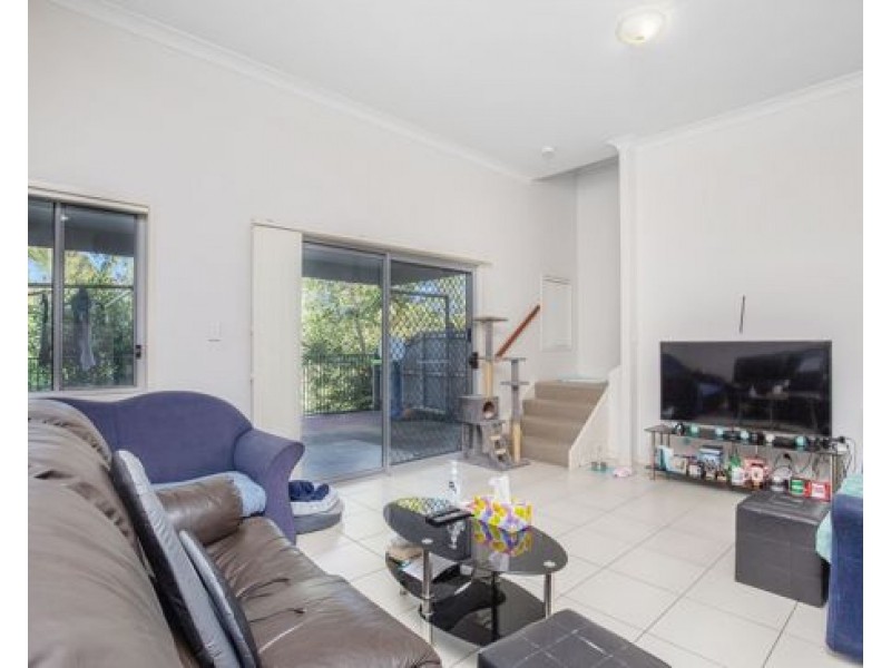 15/2 Sangster Cres, Pacific Pines QLD 4211