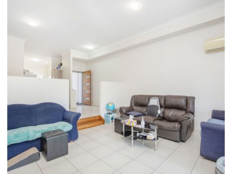 15/2 Sangster Cres, Pacific Pines QLD 4211