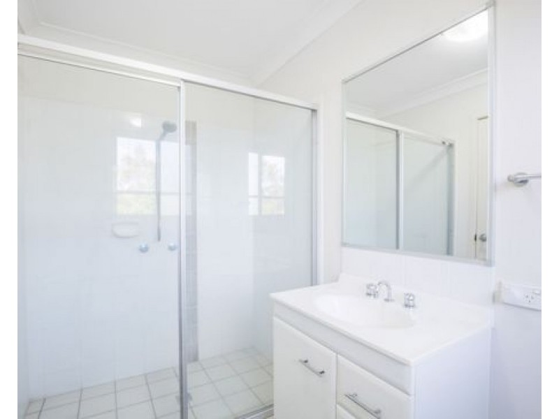 15/2 Sangster Cres, Pacific Pines QLD 4211