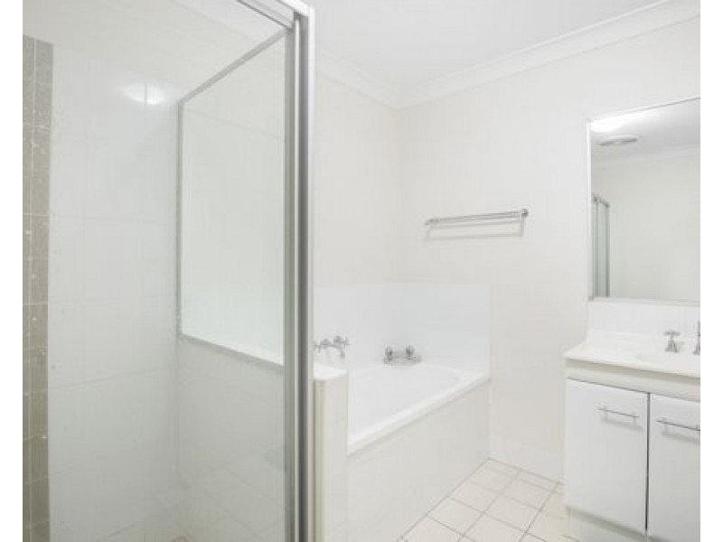 15/2 Sangster Cres, Pacific Pines QLD 4211