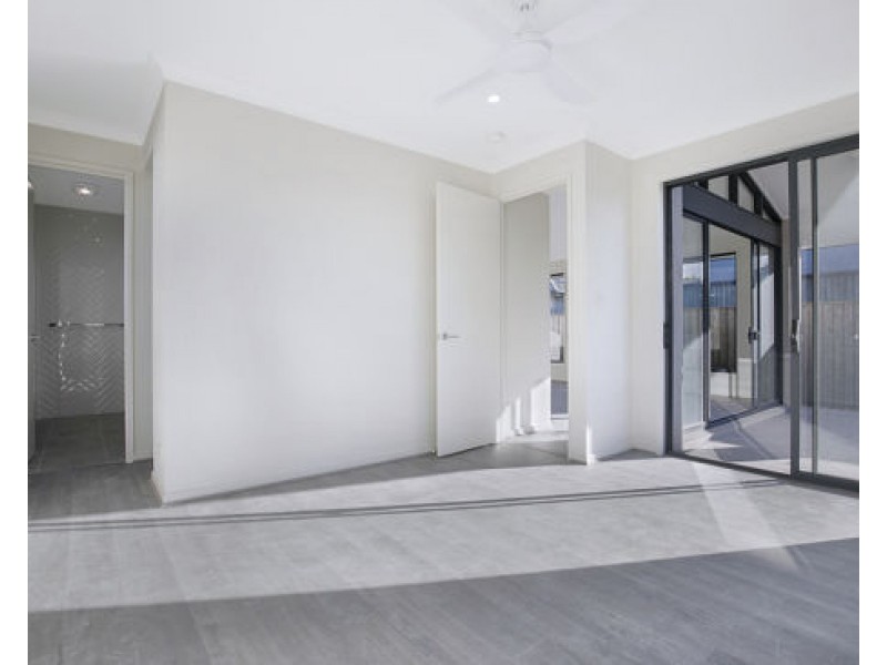 66 Lexey Cres, Wakerley QLD 4154