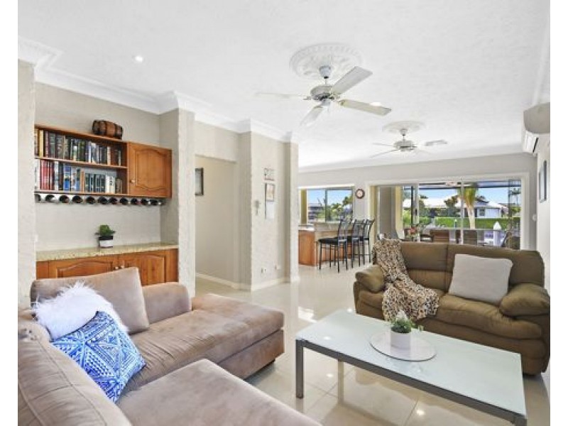 73 Tradewinds Avenue, Paradise Point QLD 4216