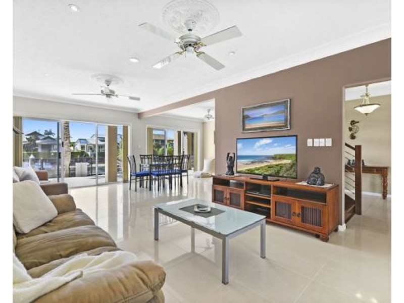 73 Tradewinds Avenue, Paradise Point QLD 4216