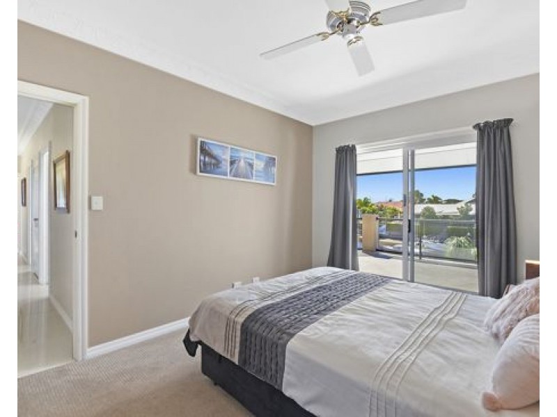 73 Tradewinds Avenue, Paradise Point QLD 4216