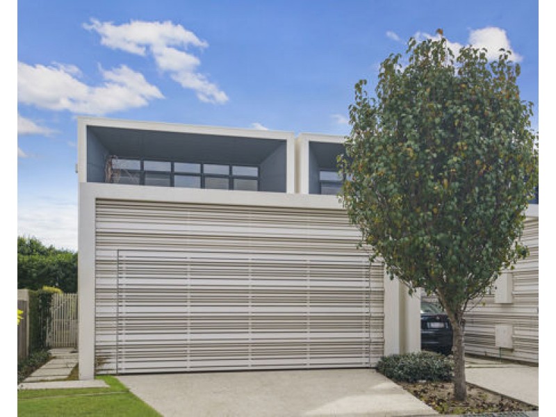 32 Theatre Dr, Benowa QLD 4217