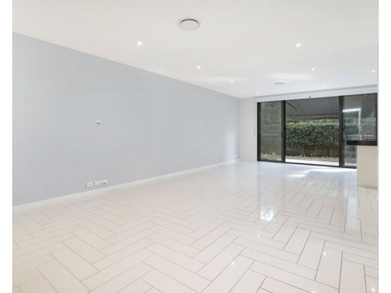 32 Theatre Dr, Benowa QLD 4217