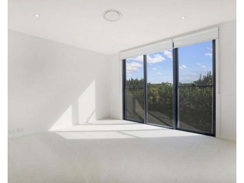 32 Theatre Dr, Benowa QLD 4217