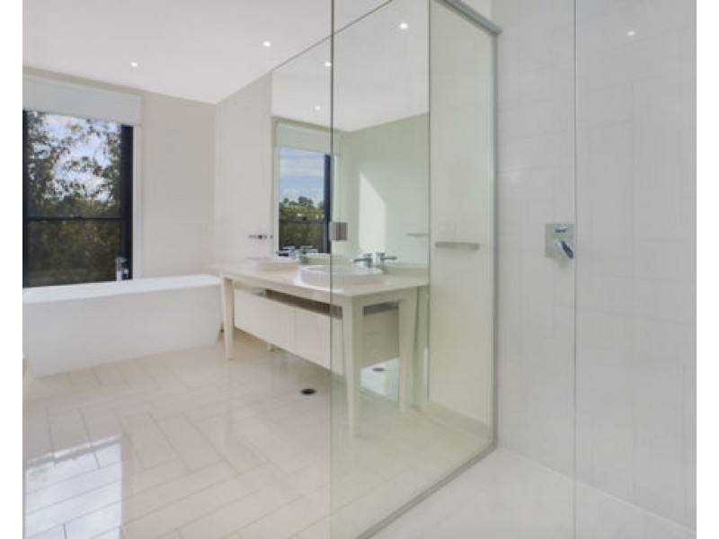 32 Theatre Dr, Benowa QLD 4217