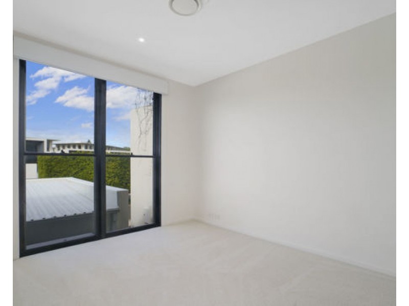 32 Theatre Dr, Benowa QLD 4217