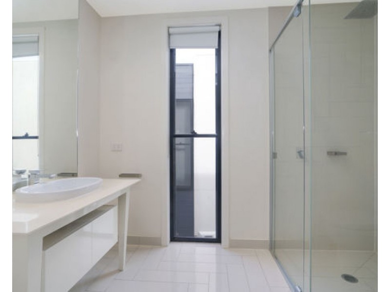 32 Theatre Dr, Benowa QLD 4217