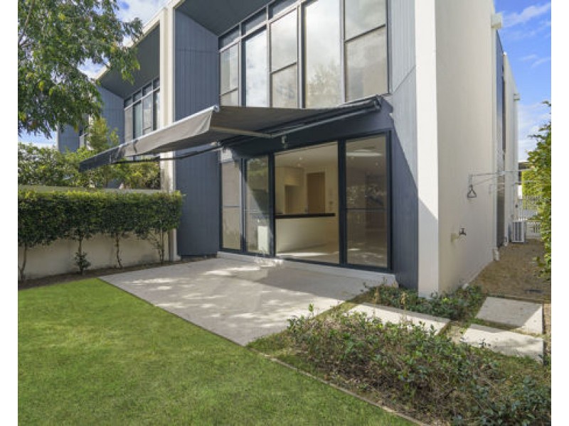 32 Theatre Dr, Benowa QLD 4217