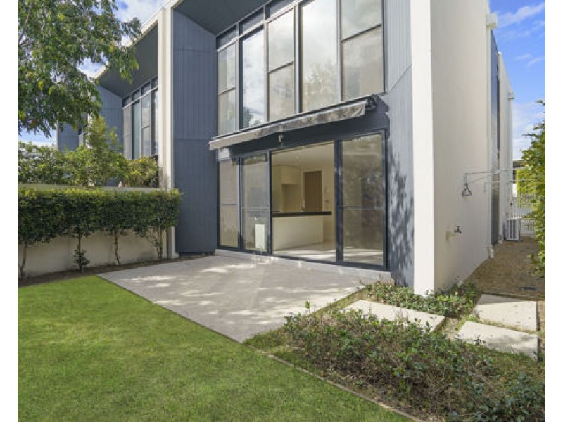 32 Theatre Dr, Benowa QLD 4217