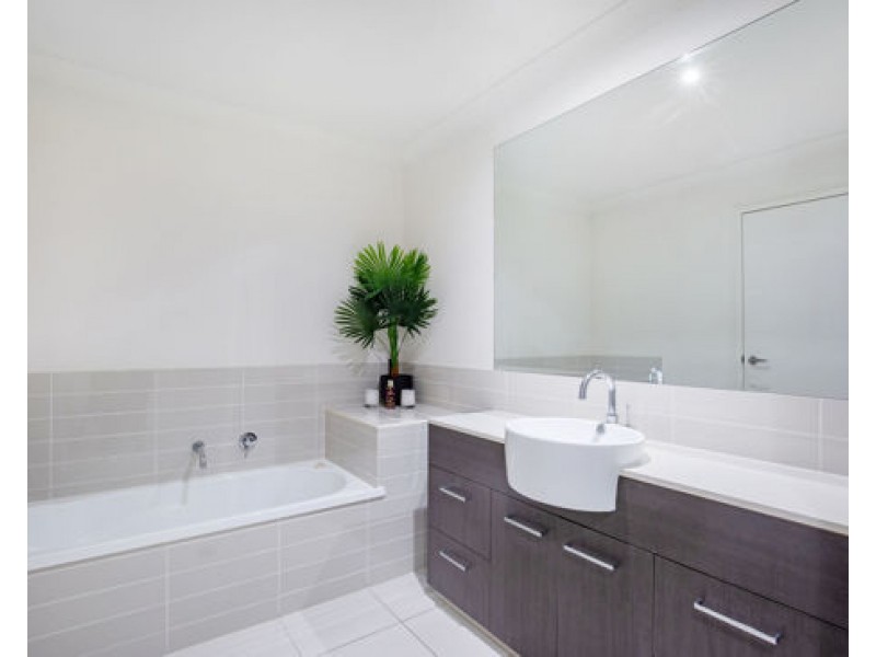 25/1 Belongil Street, Pacific Pines QLD 4211