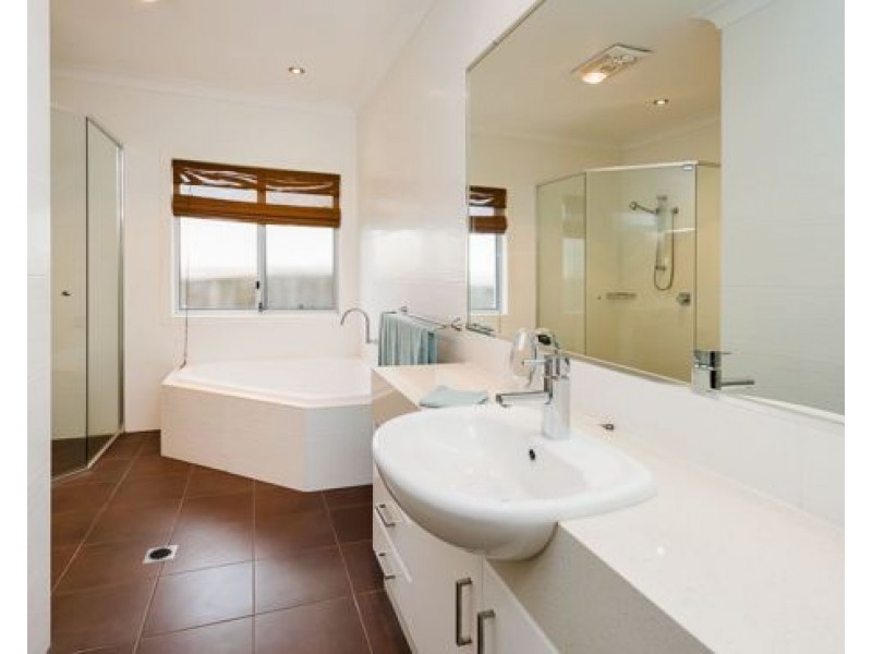 12 Moyenne Crescent, Varsity Lakes QLD 4227