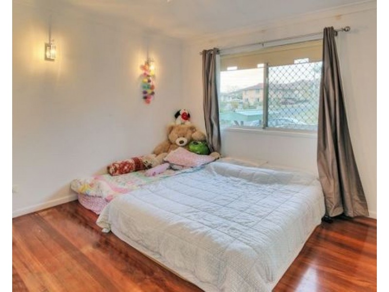 13 Nevern Street, Macgregor QLD 4109