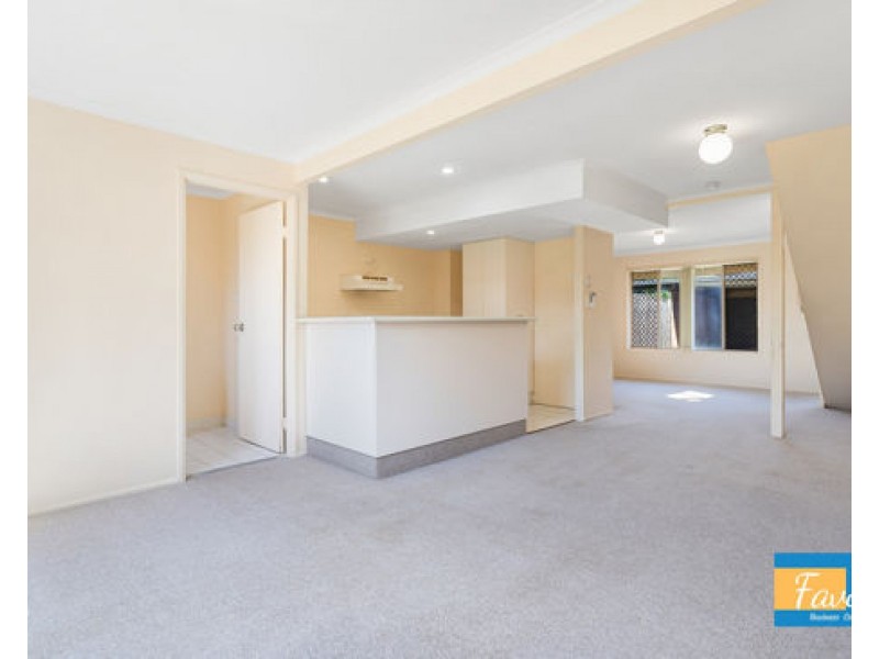 42 63 Olsen Avenue, Labrador QLD 4215