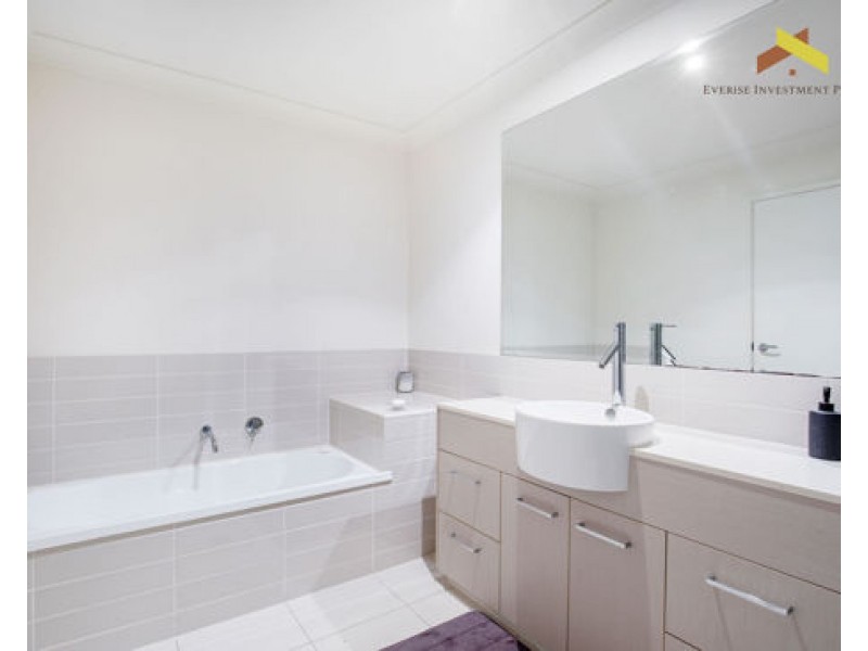 400/1 Belongil Street, Pacific Pines QLD 4211
