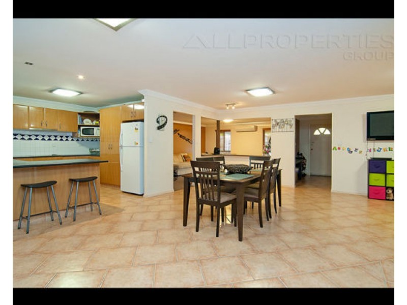 26 OWENS CRES, Regents Park QLD 4118
