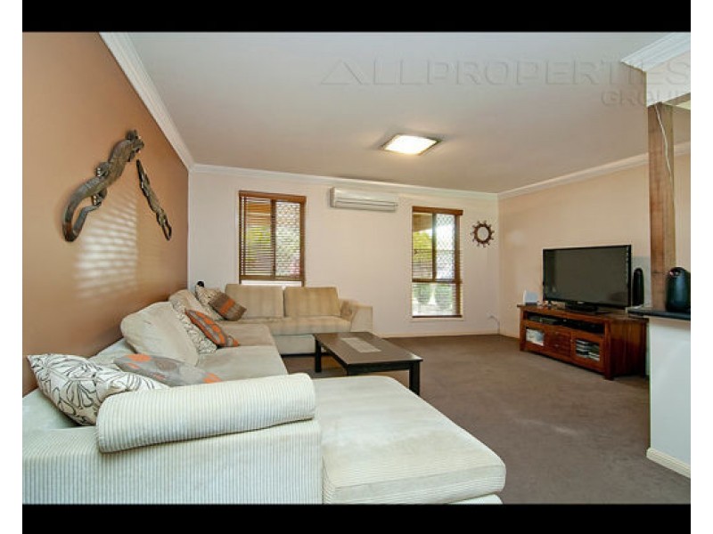 26 OWENS CRES, Regents Park QLD 4118