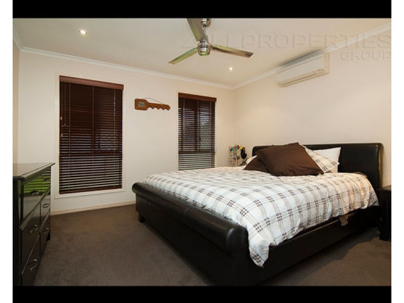 26 OWENS CRES, Regents Park QLD 4118