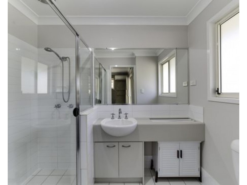 8 Earnshaw Street, Calamvale QLD 4116