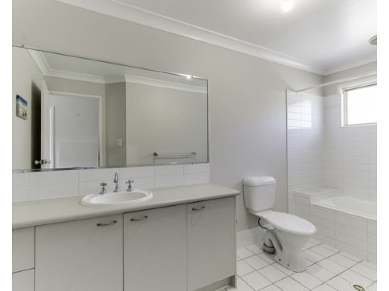 8 Earnshaw Street, Calamvale QLD 4116