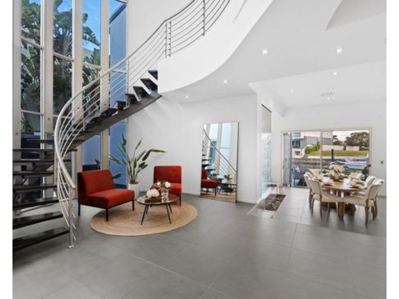 25 Knightsbridge Parade East, Paradise Point QLD 4216