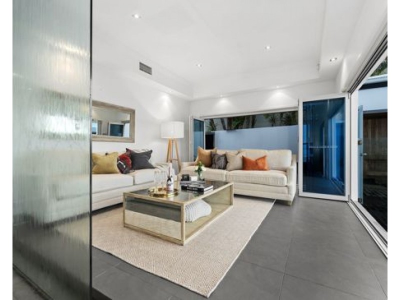 25 Knightsbridge Parade East, Paradise Point QLD 4216