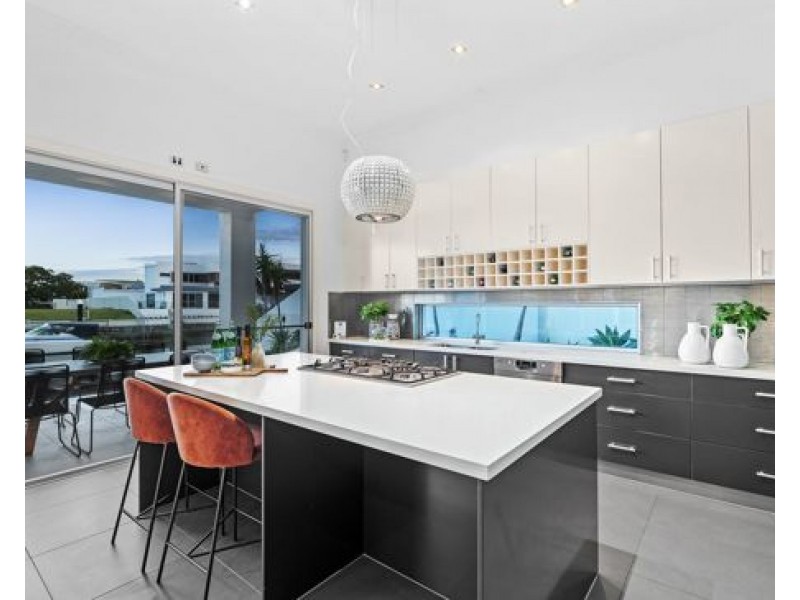 25 Knightsbridge Parade East, Paradise Point QLD 4216