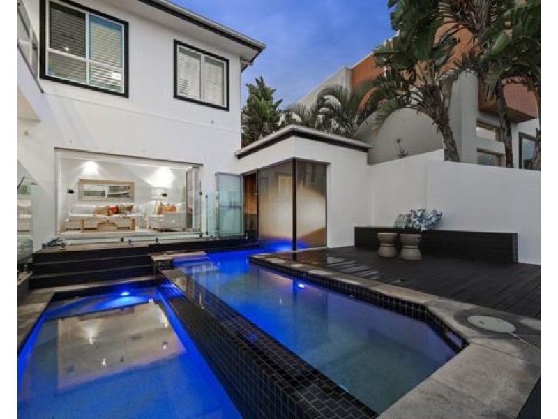 25 Knightsbridge Parade East, Paradise Point QLD 4216