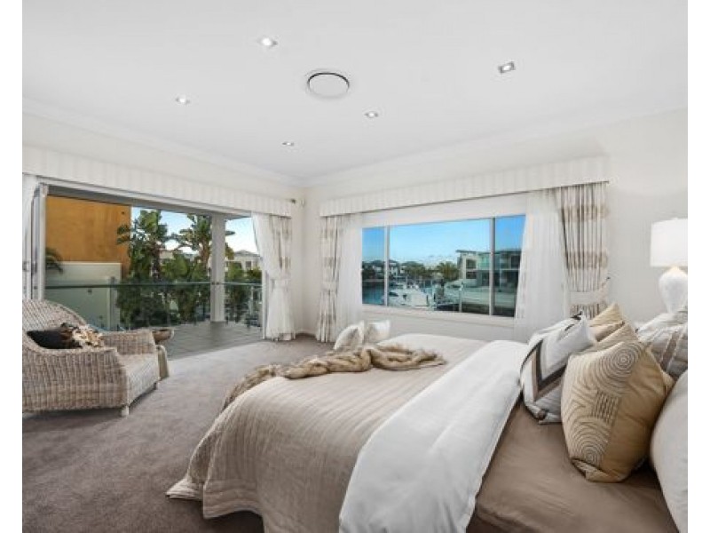 25 Knightsbridge Parade East, Paradise Point QLD 4216