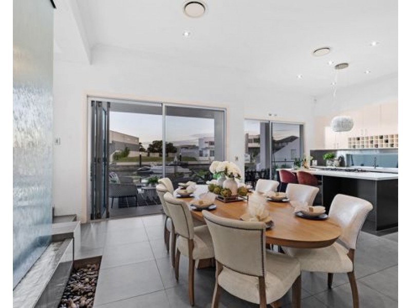 25 Knightsbridge Parade East, Paradise Point QLD 4216
