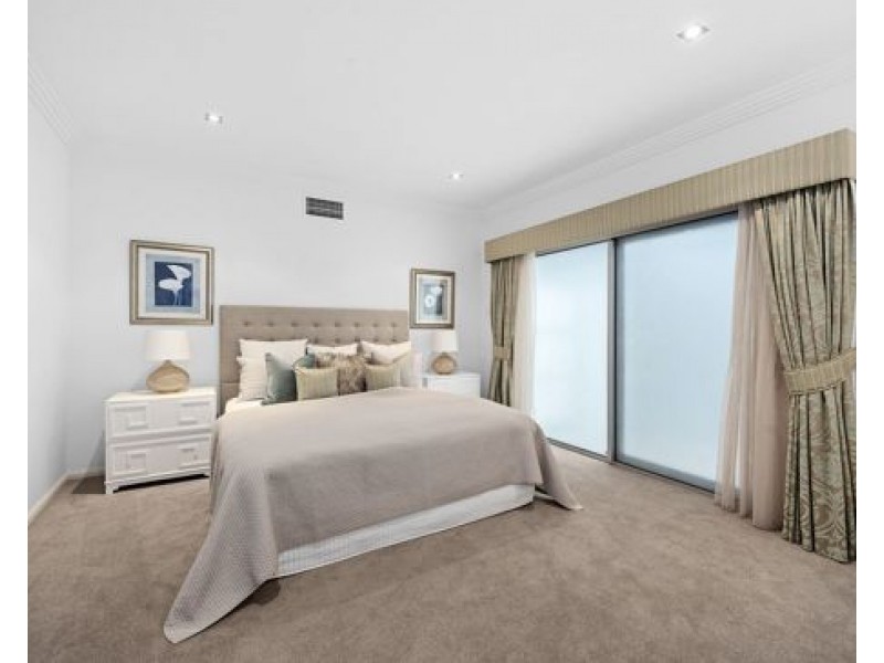25 Knightsbridge Parade East, Paradise Point QLD 4216