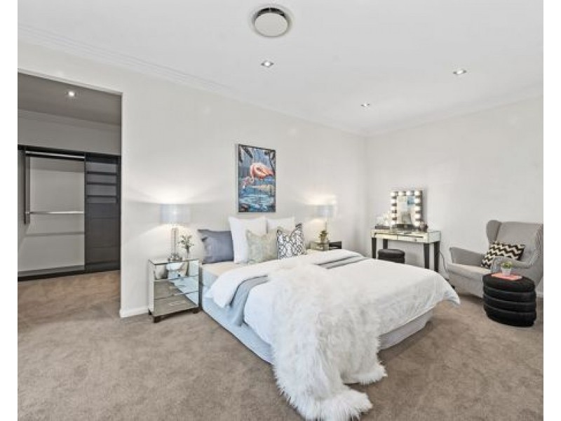 25 Knightsbridge Parade East, Paradise Point QLD 4216