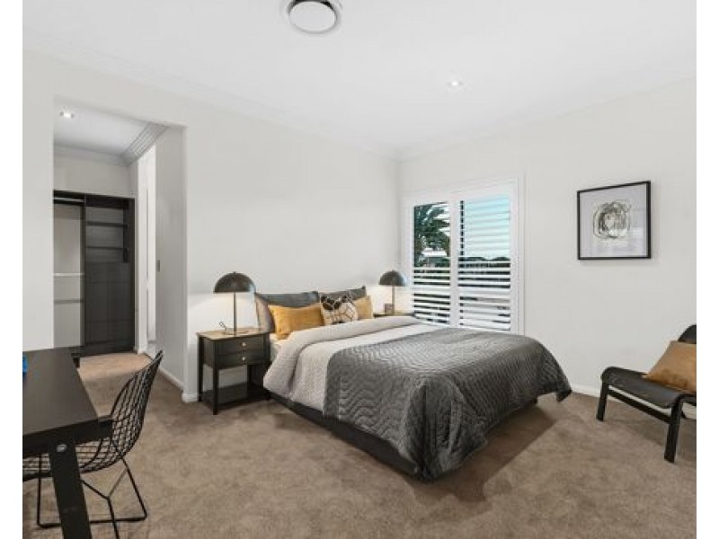 25 Knightsbridge Parade East, Paradise Point QLD 4216