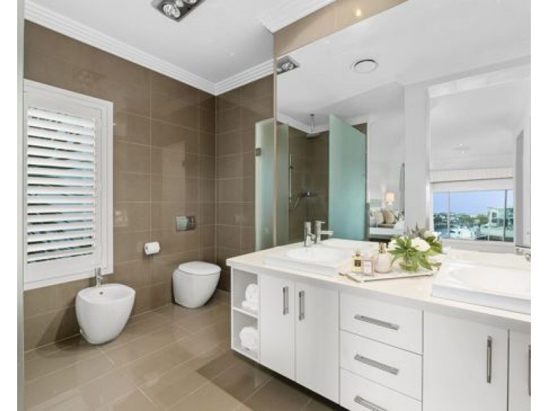 25 Knightsbridge Parade East, Paradise Point QLD 4216