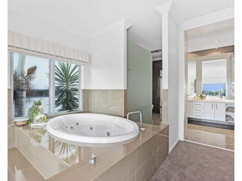 25 Knightsbridge Parade East, Paradise Point QLD 4216