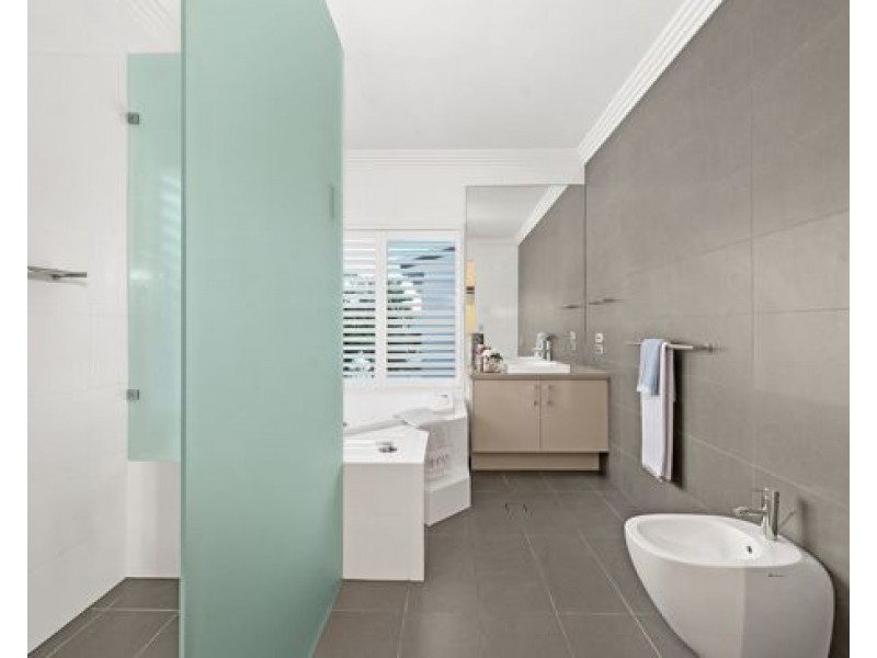25 Knightsbridge Parade East, Paradise Point QLD 4216