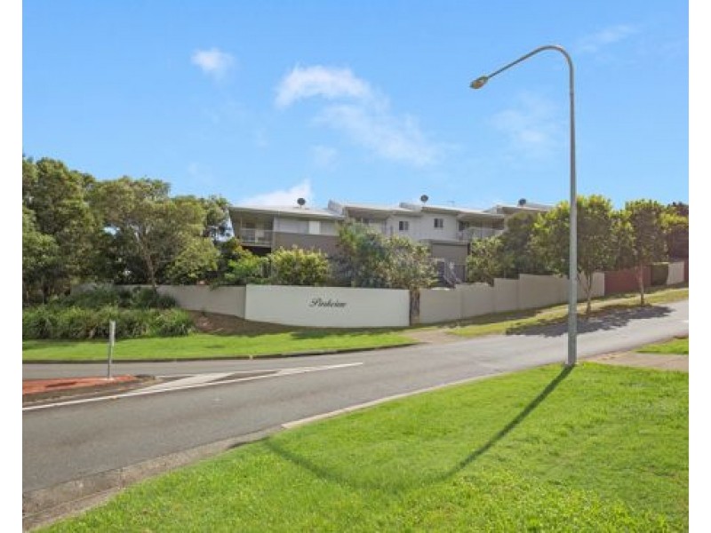 9/2 Sangster Cres, Pacific Pines QLD 4211