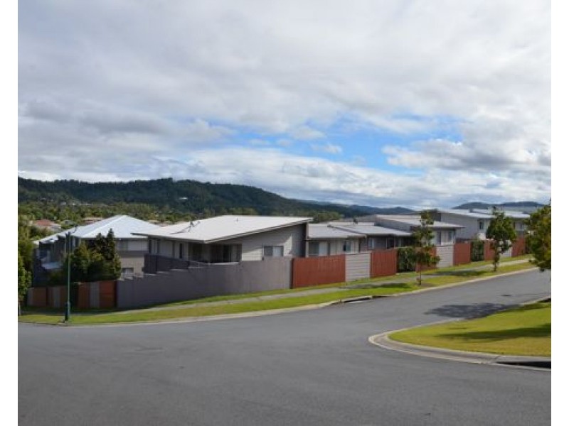 9/2 Sangster Cres, Pacific Pines QLD 4211
