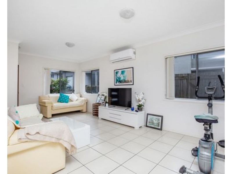 9/2 Sangster Cres, Pacific Pines QLD 4211