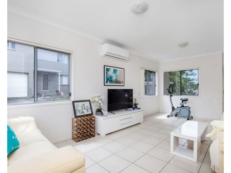 9/2 Sangster Cres, Pacific Pines QLD 4211