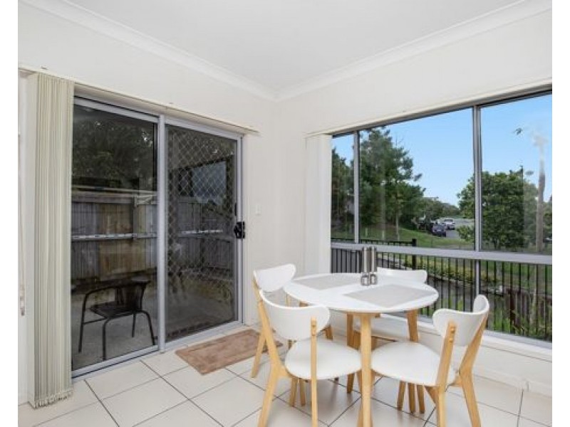 9/2 Sangster Cres, Pacific Pines QLD 4211