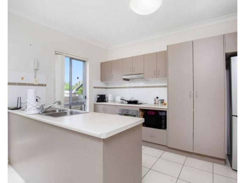 9/2 Sangster Cres, Pacific Pines QLD 4211