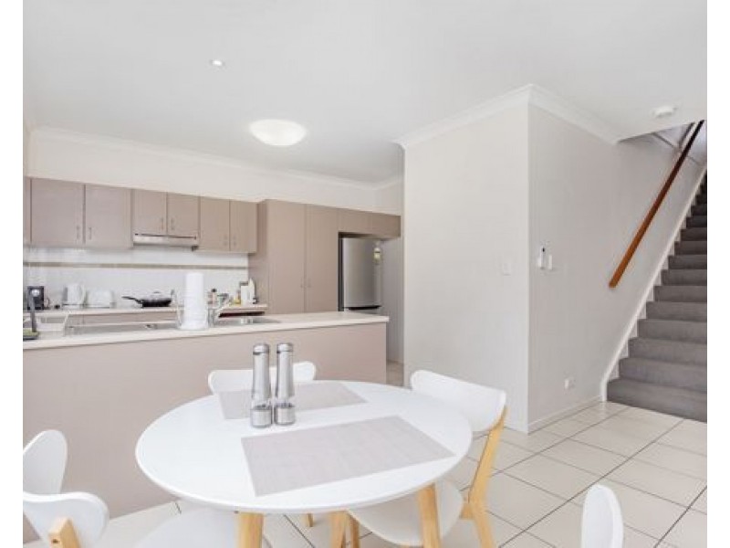 9/2 Sangster Cres, Pacific Pines QLD 4211