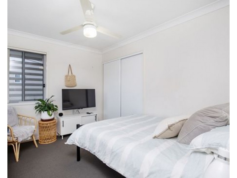 9/2 Sangster Cres, Pacific Pines QLD 4211