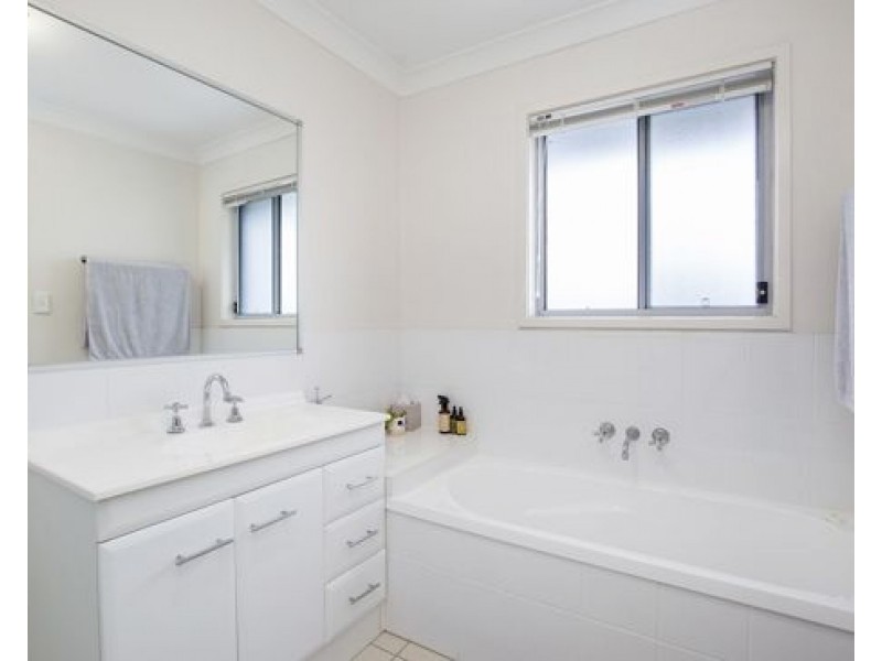 9/2 Sangster Cres, Pacific Pines QLD 4211