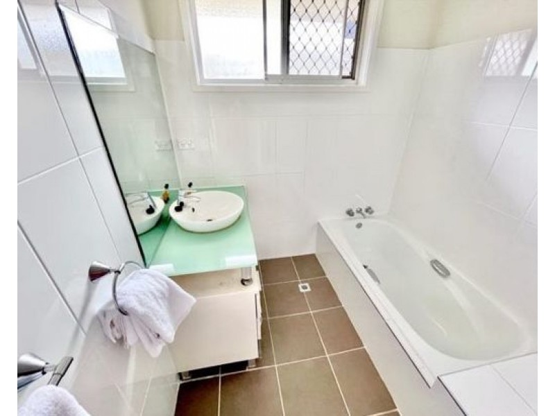 3 Pensacola Court, Broadbeach Waters QLD 4218